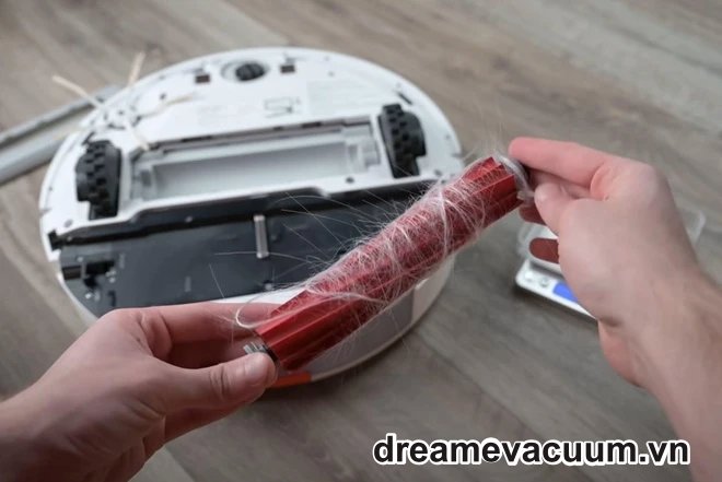 tóc dài và lông thú cưng bám đầy quanh chổi.